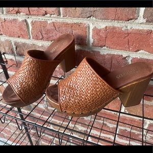 White Mountain Footbeds slip on sandals. Size 8